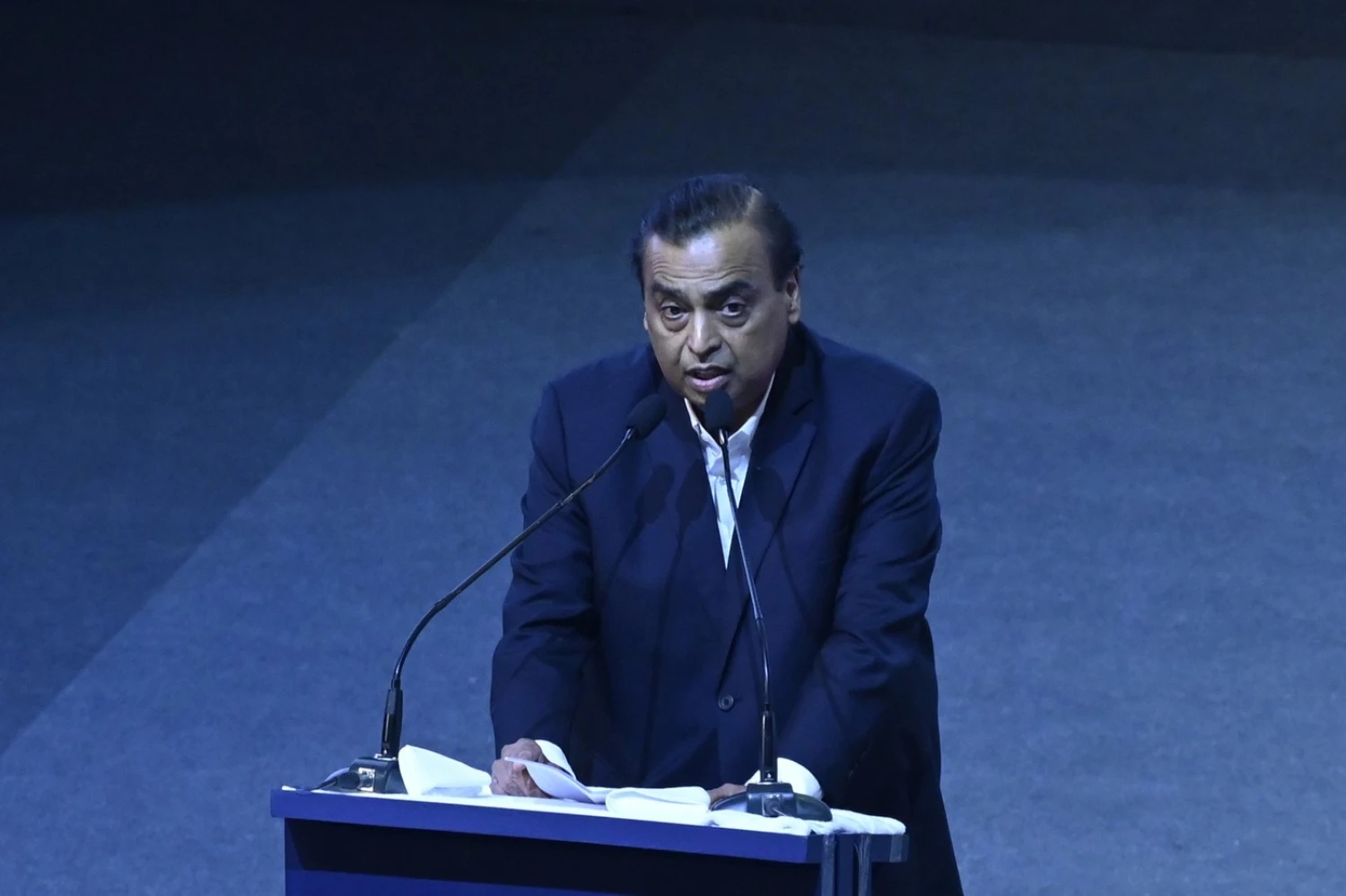 Firma nejbohatšího Inda končí s odběrem ruské ropy. Bílý dům krok podpořil