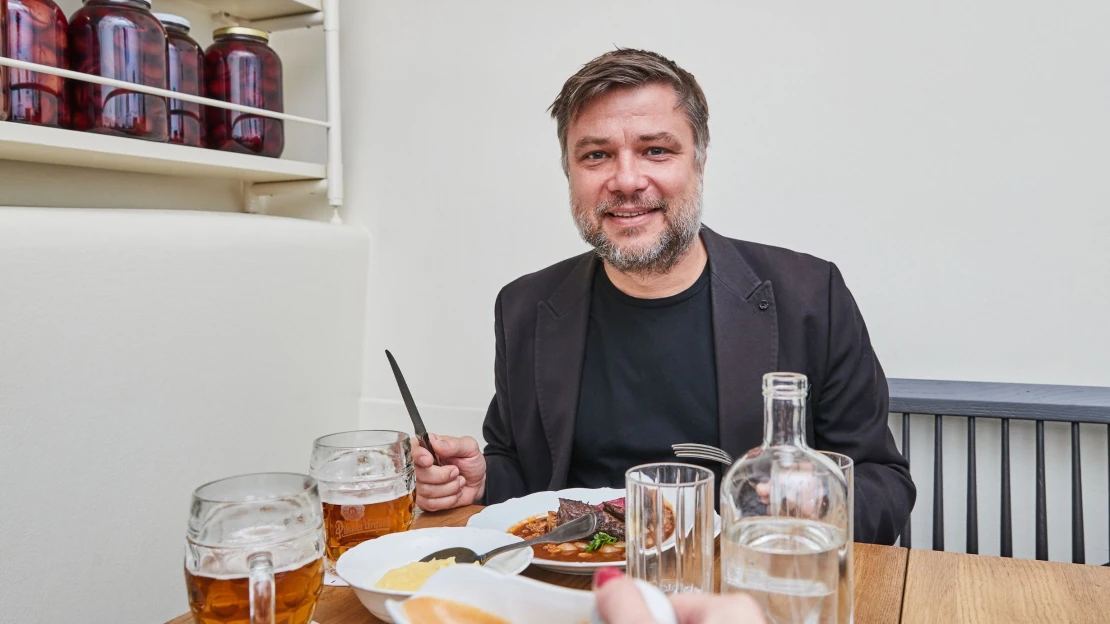 Ke stolu! Na obědě s grafickým designérem a tvůrcem projektu Identita Filipem Blažkem