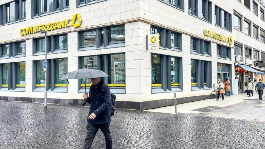 Propouští doma, v zahraničí roste. Commerzbank ruší v Německu tisíce pracovních míst