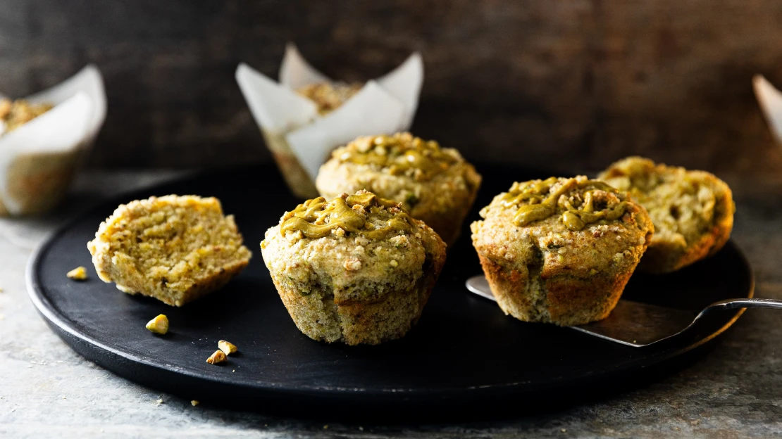 Dotkne se vás všemi smysly. Poctivý muffin s&nbsp;pistáciovým těstem, krémem i&nbsp;drobenkou