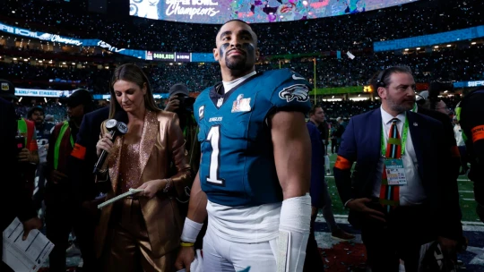 Víra, ženy, zpěv. Super Bowl proměnil neobvyklého miliardáře v&nbsp;hrdinu
