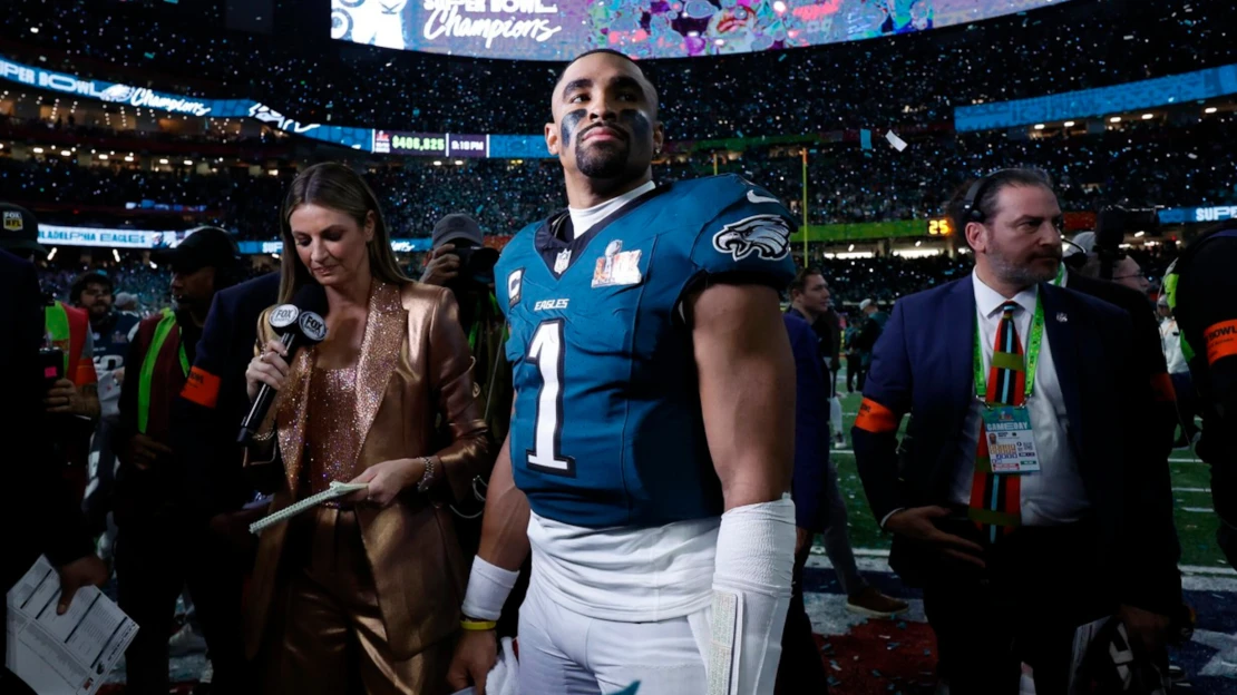 Víra, ženy, zpěv. Super Bowl proměnil neobvyklého miliardáře v&nbsp;hrdinu