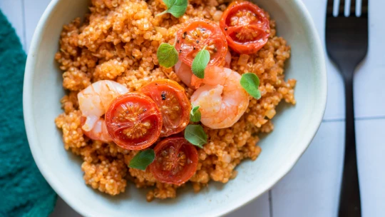 Proteiny až na prvním místě. Rychlá, snadná a&nbsp;chutná quinoa s pečenými rajčaty a krevetami