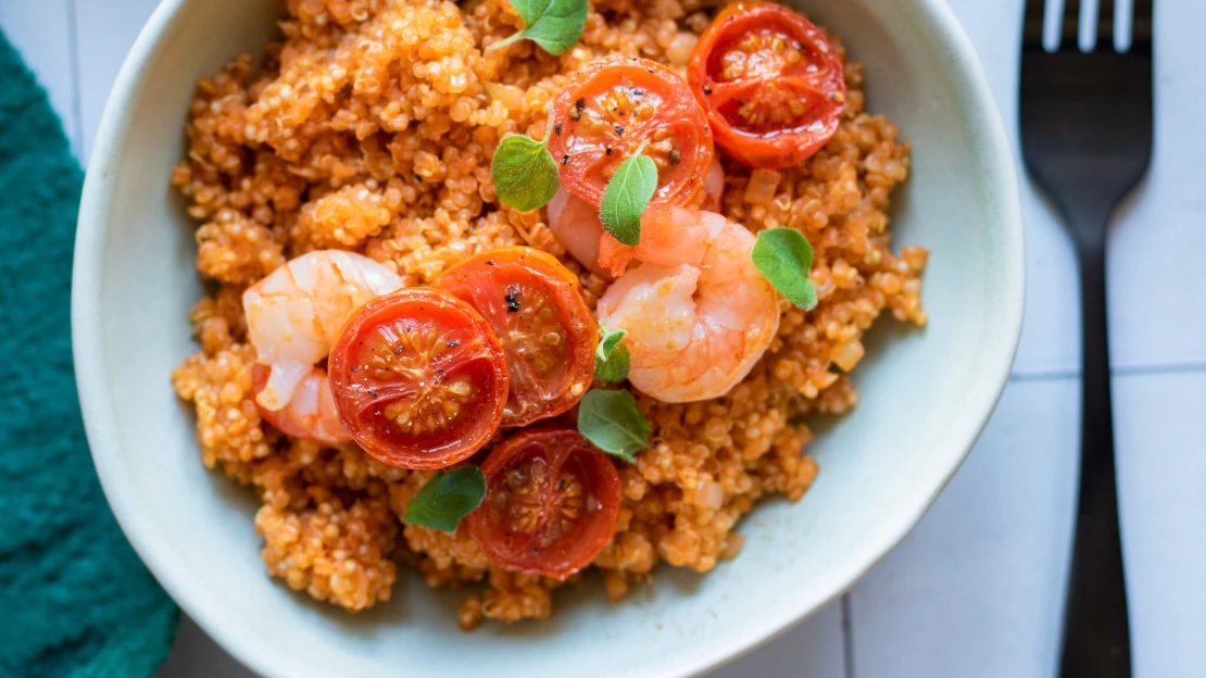 Proteiny až na prvním místě. Rychlá, snadná a&nbsp;chutná quinoa s pečenými rajčaty a krevetami