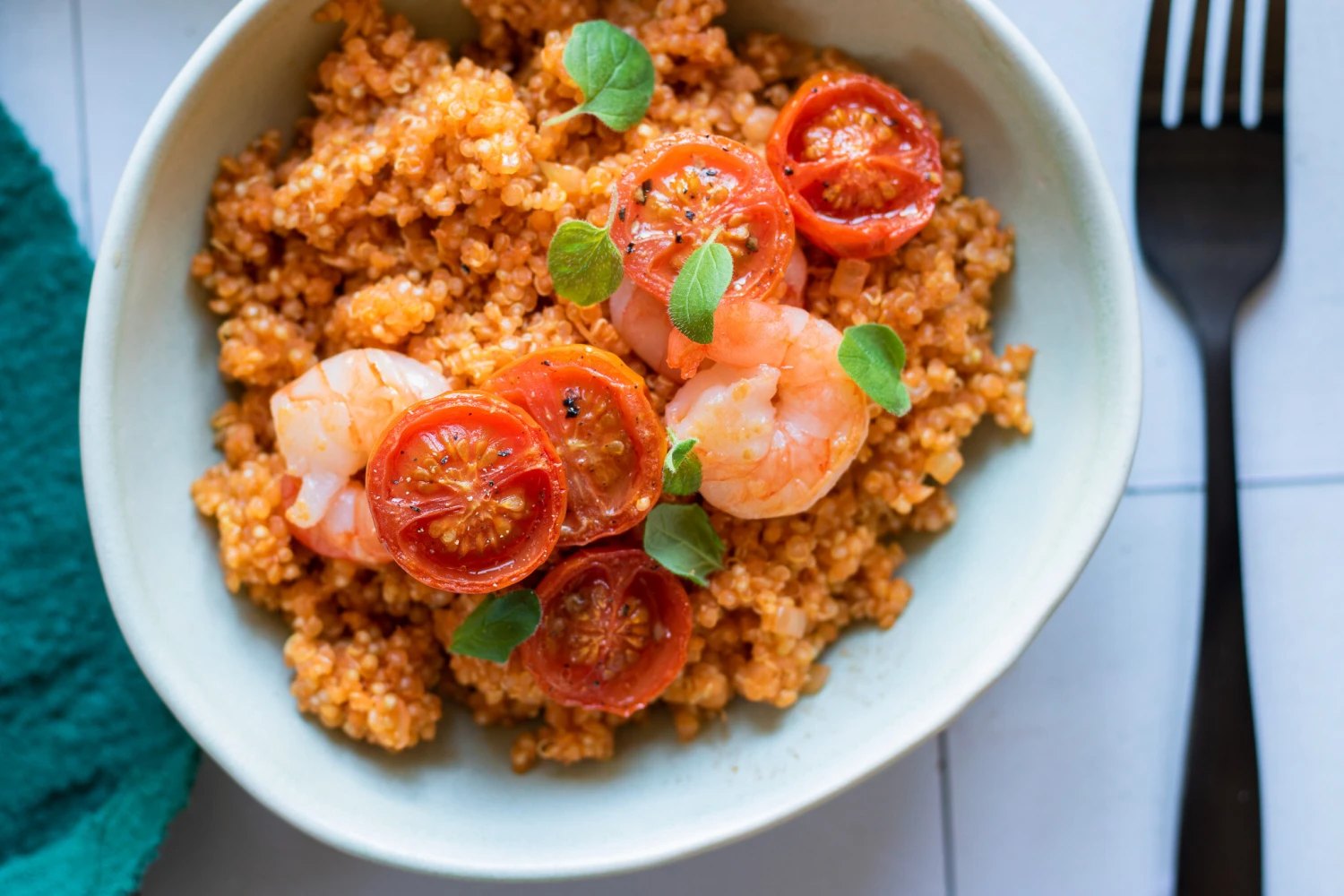 Proteiny až na prvním místě. Rychlá, snadná a chutná quinoa s pečenými rajčaty a krevetami