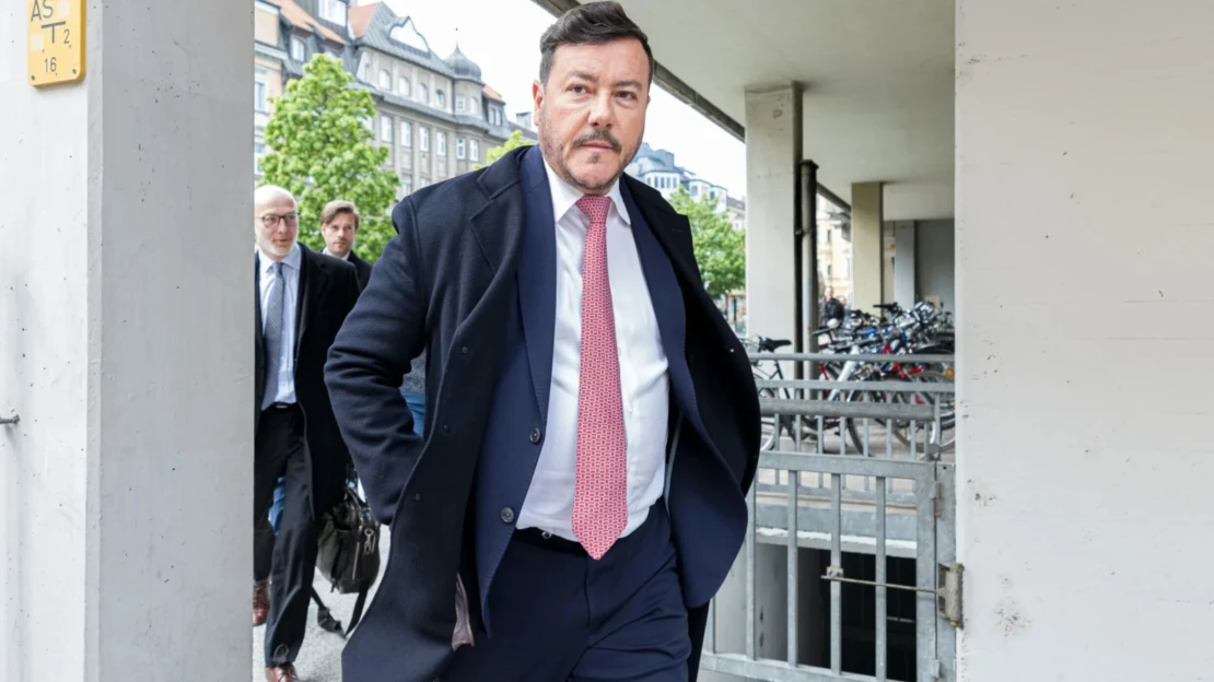 Padlý rakouský miliardář Benko je už za mřížemi. Obvinění na jeho hlavu přibývají