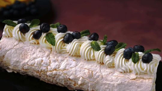 Pavlova ve formě rolády. Lehká jako sníh, ale s výrazným citronovým krémem a borůvkami