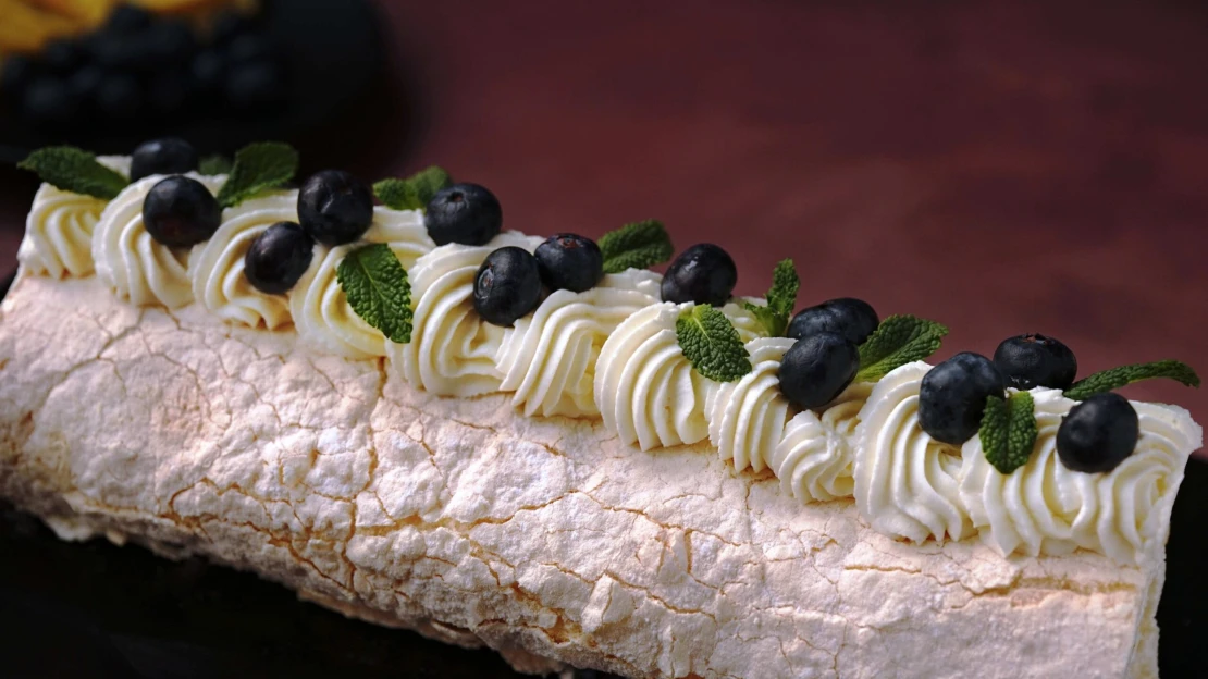 Pavlova ve formě rolády. Lehká jako sníh, ale s výrazným citronovým krémem a borůvkami