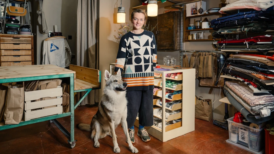 Látky plné příběhů. Poklady z Textile Mountain vábí i kostyméry nebo čalouníky
