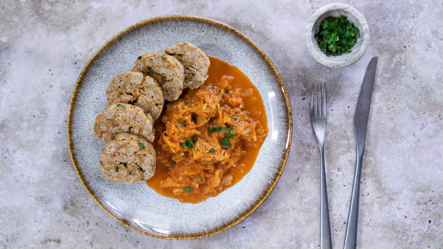 Klasika vpřed, maso stranou. Odlehčete vege segedínem & celozrnným knedlíkem