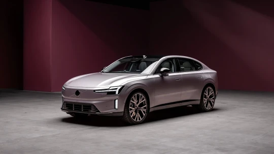 Dvacet minut na nabíječce a&nbsp;dojezd tisíc kilometrů. Elektromobily dospívají