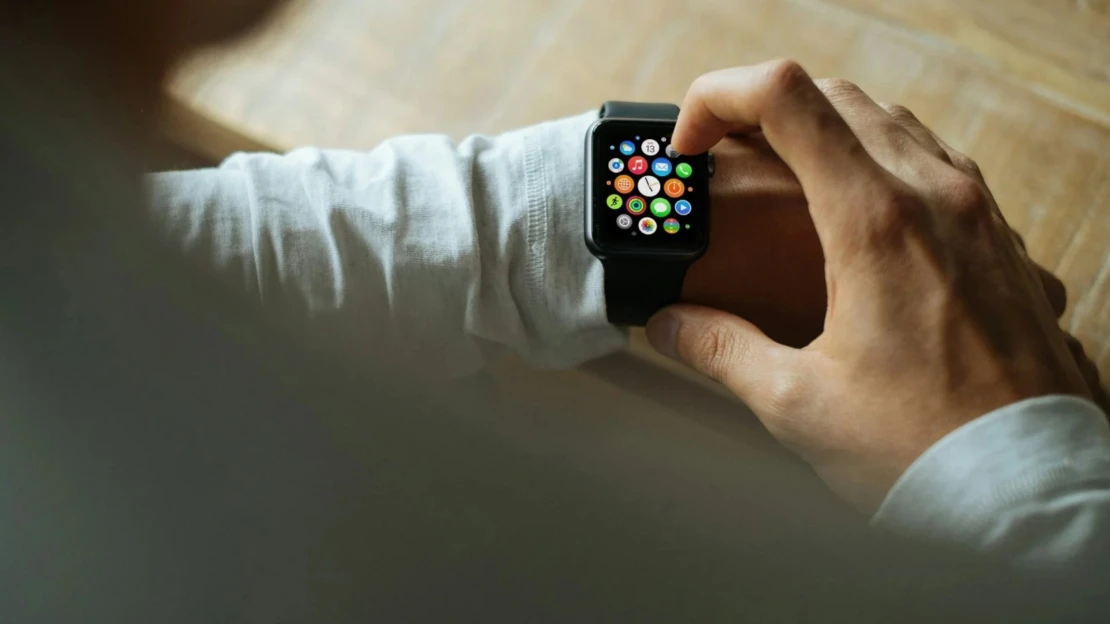 Globální prodeje chytrých hodinek poprvé klesly. Lídra Apple Watch vytlačují Číňané
