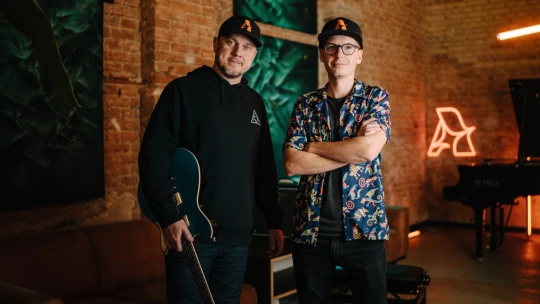 Český AI učitel hudby Artie získal další investici. V létě začne dávat první lekce