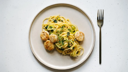 Rychlá & svěží. Pórková carbonara s&nbsp;hřebenatkami