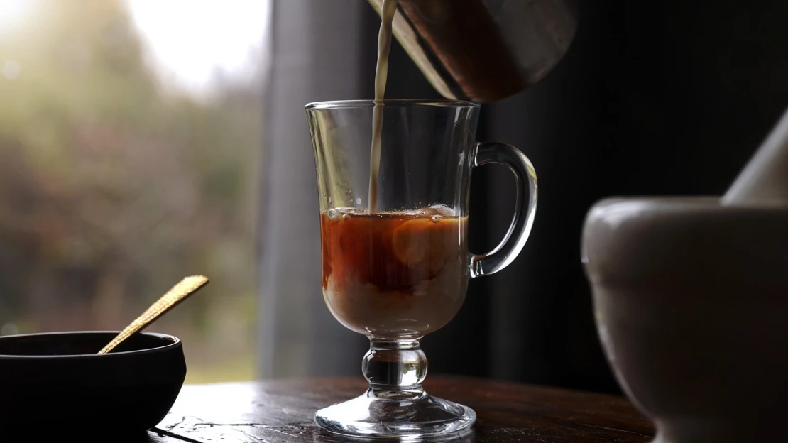 Zima se ještě nevzdává. Naučte se hřejivé chai latte