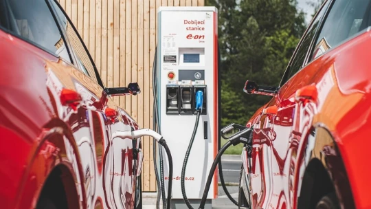 Tři čtvrtě miliardy do dobíjecí sítě pro elektromobily. E.ON v Česku plánuje postavit 271 stanic