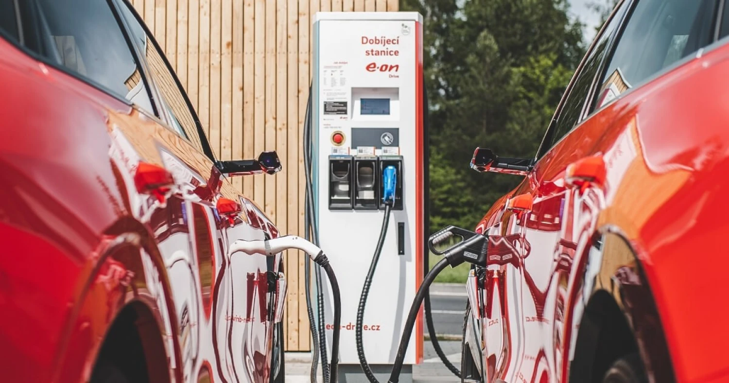 Tři čtvrtě miliardy do dobíjecí sítě pro elektromobily. E.ON v Česku plánuje postavit 271 stanic