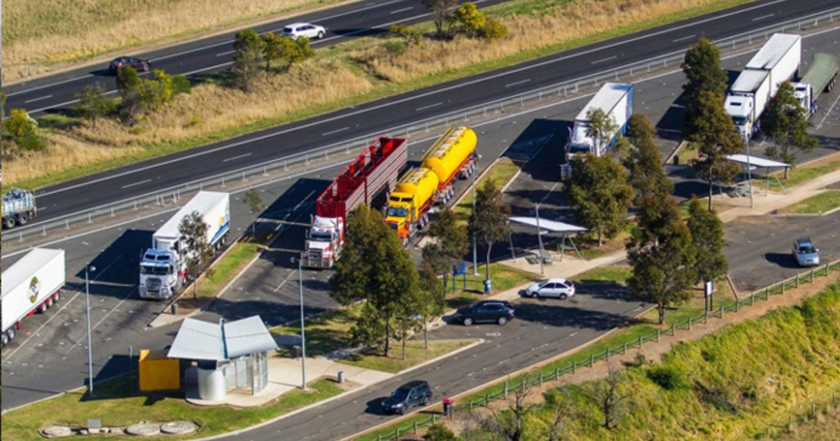 Policie zasahuje v sídle Ředitelství silnic a dálnic. Akce probíhá od rána na Kačerově