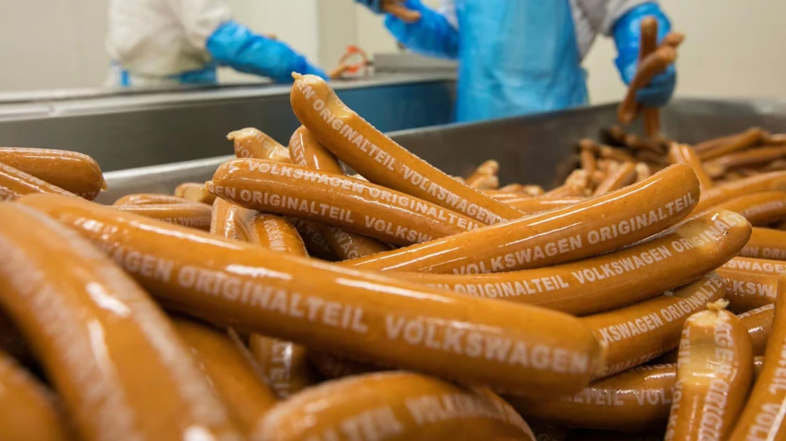 Prodáno méně aut, ale více klobás. Volkswagen hlásí rekordní zájem o&nbsp;jejich currywurst