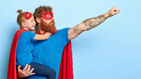 Ulovit mamuta už nestačí. Ideální táta je podle žen i mužů tak trochu superman