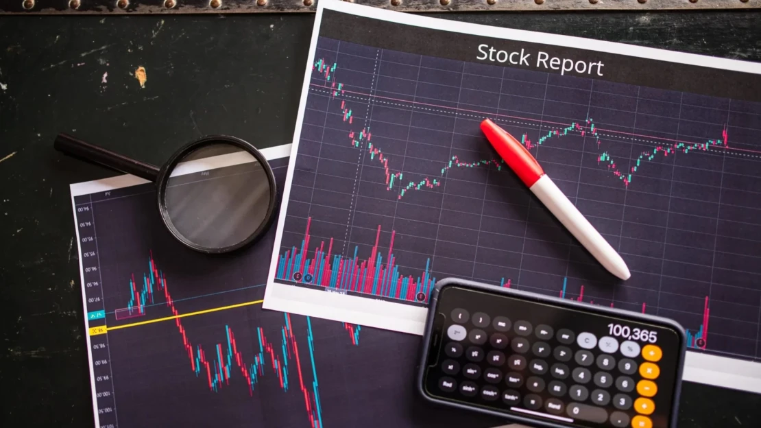 Lepší nechat peníze na spořáku? Ten kvůli obchodní válce některé investice poráží