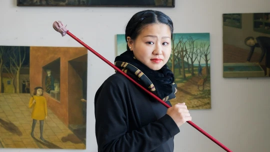 Učaroval jí Kafka i&nbsp;Švankmajer. Japonská malířka našla v Česku novou perspektivu