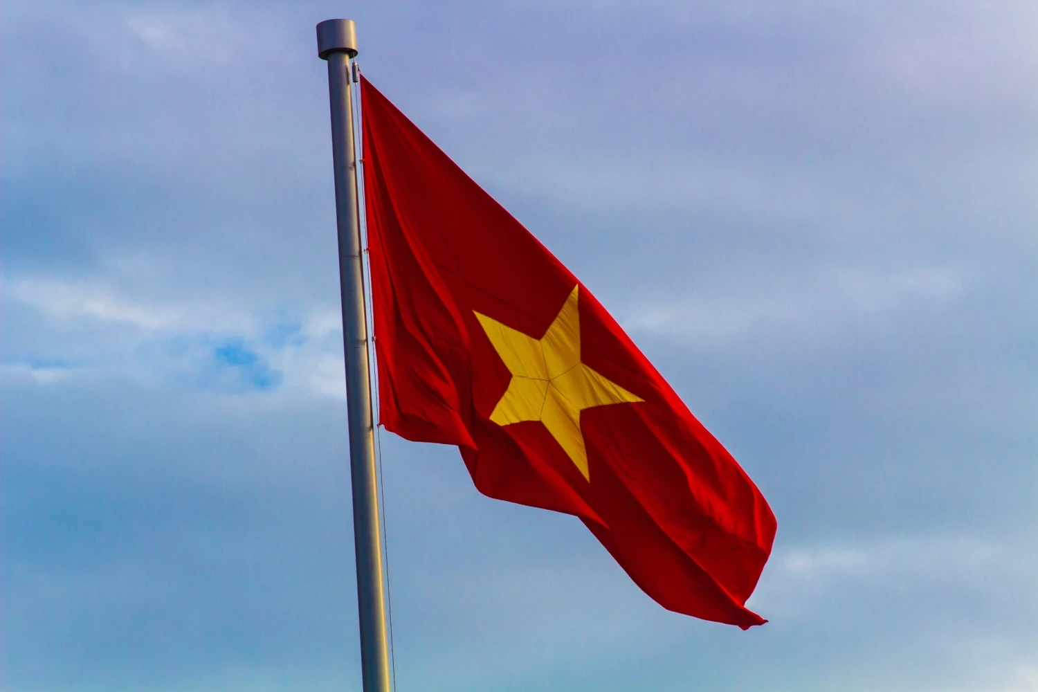 Vietnam ustupuje Spojeným státům. Sníží cla na americký dovoz a&nbsp;schválil Muskův Starlink