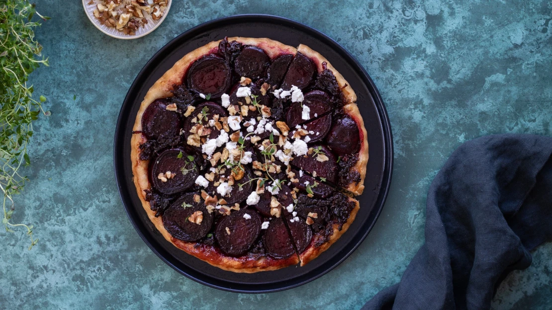 Řepa, kterou nelze nemilovat. Upečte z&nbsp;ní božský tarte tatin s karamelizovanou cibulí
