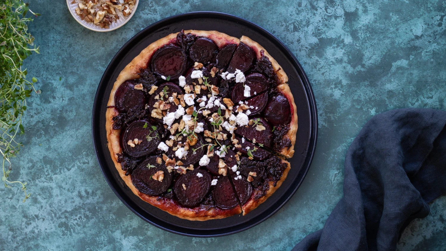 Řepa, kterou nelze nemilovat. Upečte z ní božský tarte tatin s karamelizovanou cibulí