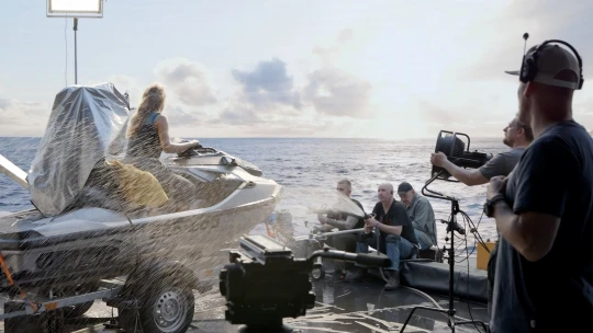 Hlubiny moře i štíty hor na Kladně. Virtuální produkci si zkusila i Rosamund Pike