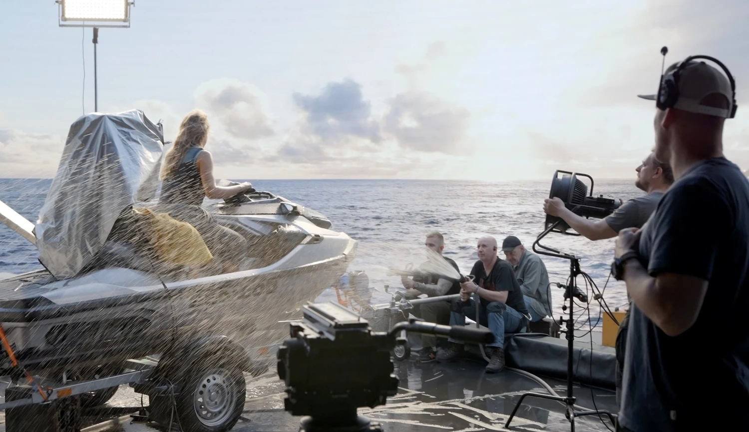 Hlubiny moře i štíty hor na Kladně. Virtuální produkci si zkusila i Rosamund Pike