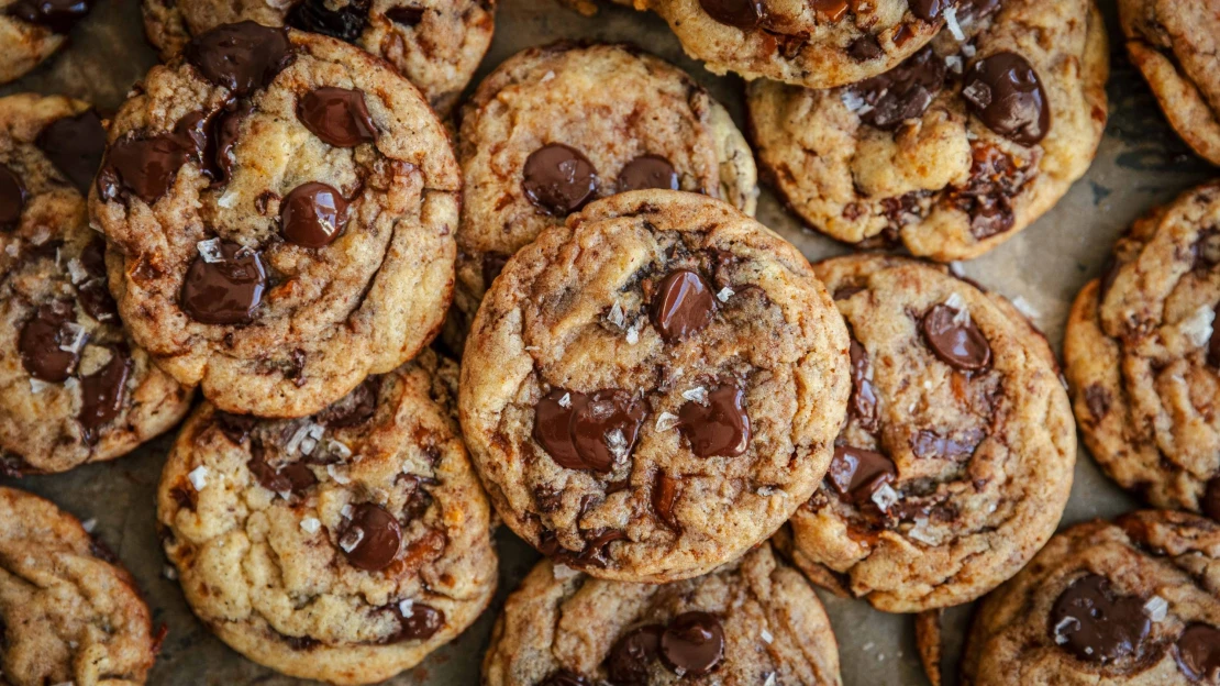 Sušenky pro nerozhodné. Kombinují křupavé cookies s&nbsp;vláčným karamelem