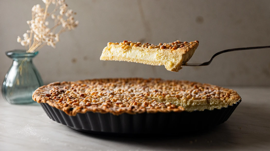 Jako od italské babičky. Torta della nonna se žloutkovým krémem a piniemi
