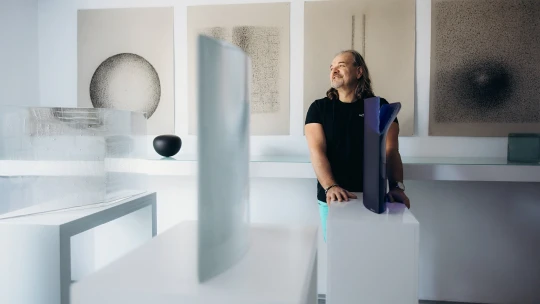 Sklářská rodina pomáhá na svět kráse. Vymýšlí, modeluje, taví i&nbsp;brousí