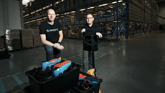 Ani požár je nezastavil. Firmu zachránili a&nbsp;teď míří 4camping k&nbsp;miliardám
