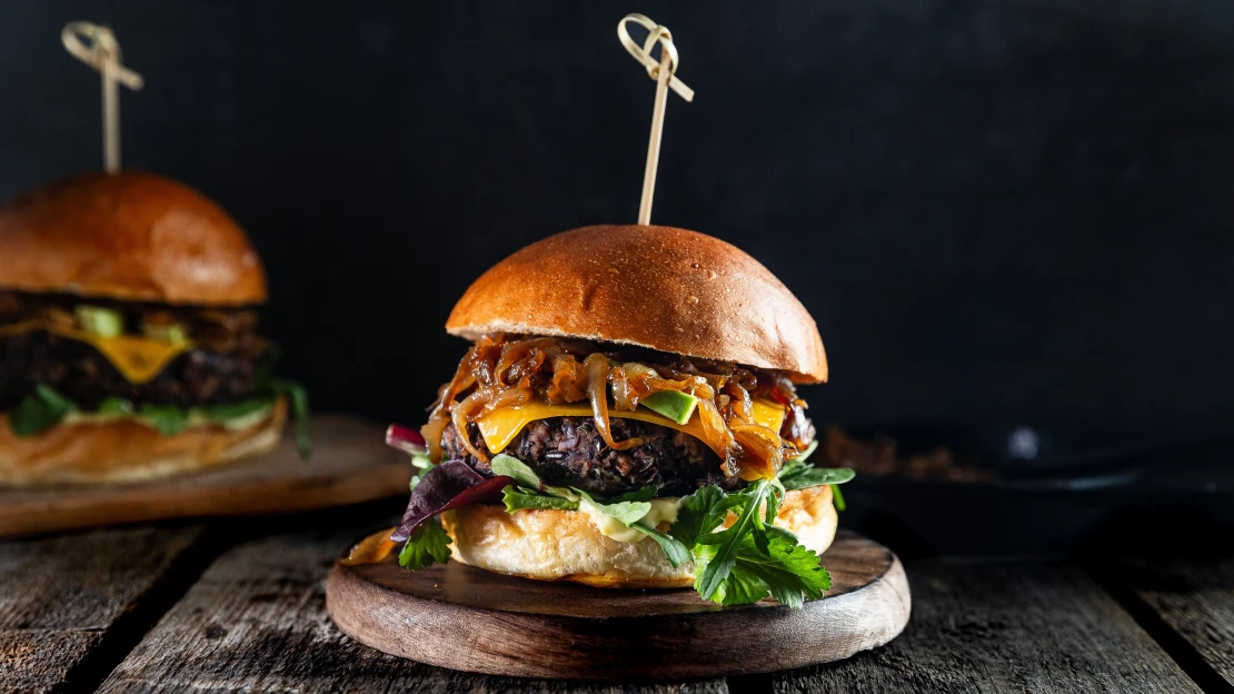 Ďábelsky dobrý. Vegeburger z&nbsp;černých fazolí s karamelizovanou cibulí & wasabi majo