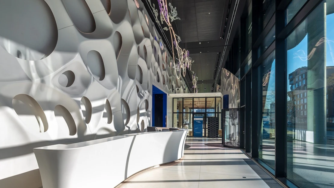 Tohle v&nbsp;Česku jen tak někdo neumí. Amos Design dokončil lobby sídla Sekyra Group