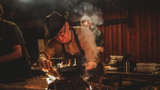 Z lesů a jezer. Dánský pár mění táborákové vaření na fine dining