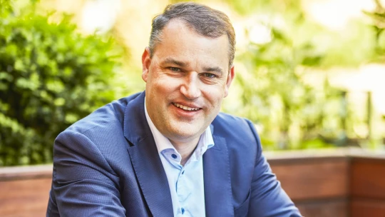 Vláda v konsolidaci veřejných financí udělala méně, než slibovala, míní ekonom Hampl