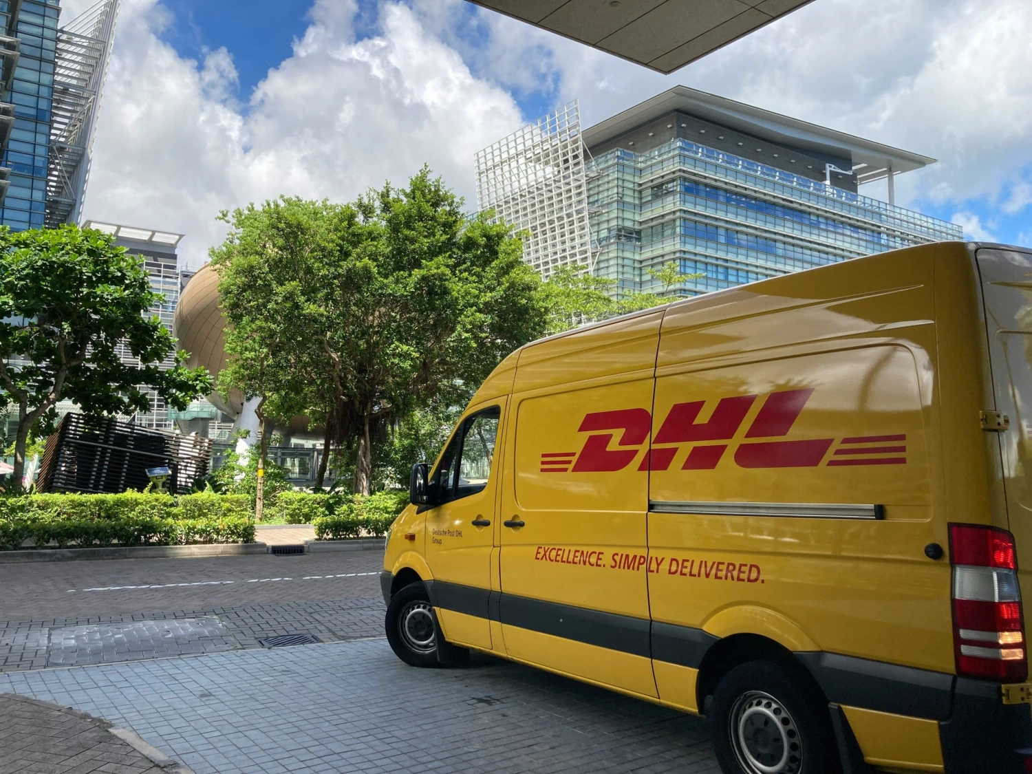 DHL pozastavila zásilky do USA nad osm set dolarů. Na vině jsou Trumpova cla