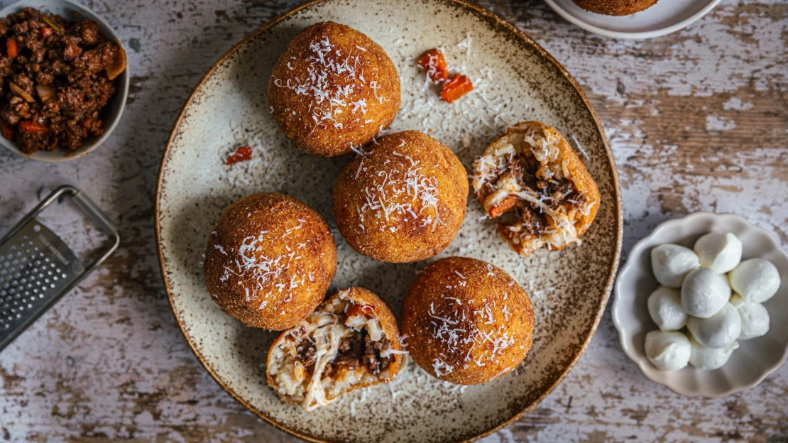 Italský poklad ve zlatavém obalu. Sicilské arancini s boloňským ragú
