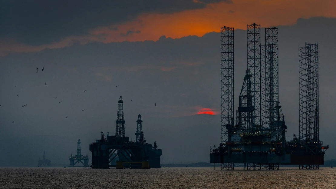 Skupina OPEC+ zvýší těžbu ropy, i&nbsp;plynu je víc, než se čekalo. Ceny obou komodit klesají
