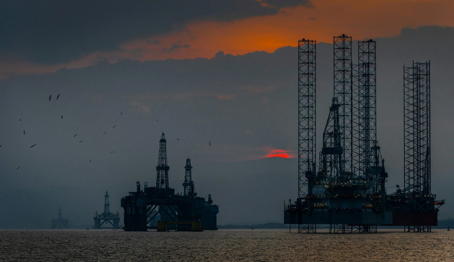 Skupina OPEC+ zvýší těžbu ropy, i plynu je víc, než se čekalo. Ceny obou komodit klesají