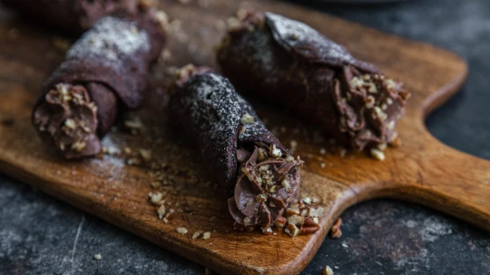 Jedna nikdy nestačí. Temné sicilské cannoli s&nbsp;čokoládou a&nbsp;pomerančem