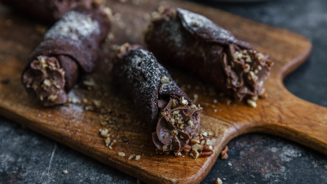 Jedna nikdy nestačí. Temné sicilské cannoli s&nbsp;čokoládou a&nbsp;pomerančem
