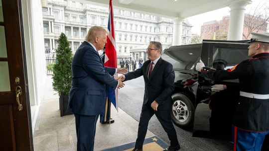 Britský premiér Starmer plánuje protiútok i&nbsp;dohodu s USA. Své zemi slibuje průmyslovou ochranu
