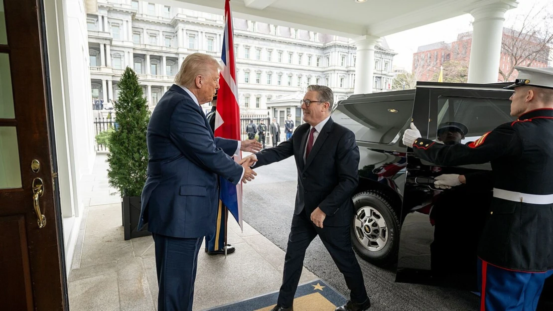 Britský premiér Starmer plánuje protiútok i&nbsp;dohodu s USA. Své zemi slibuje průmyslovou ochranu