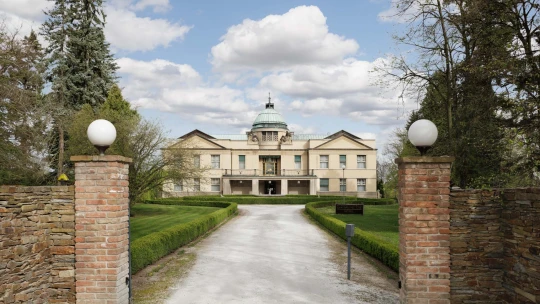 Je libo hotel nebo soukromé sídlo? Na trhu je zámek od architekta Kotěry