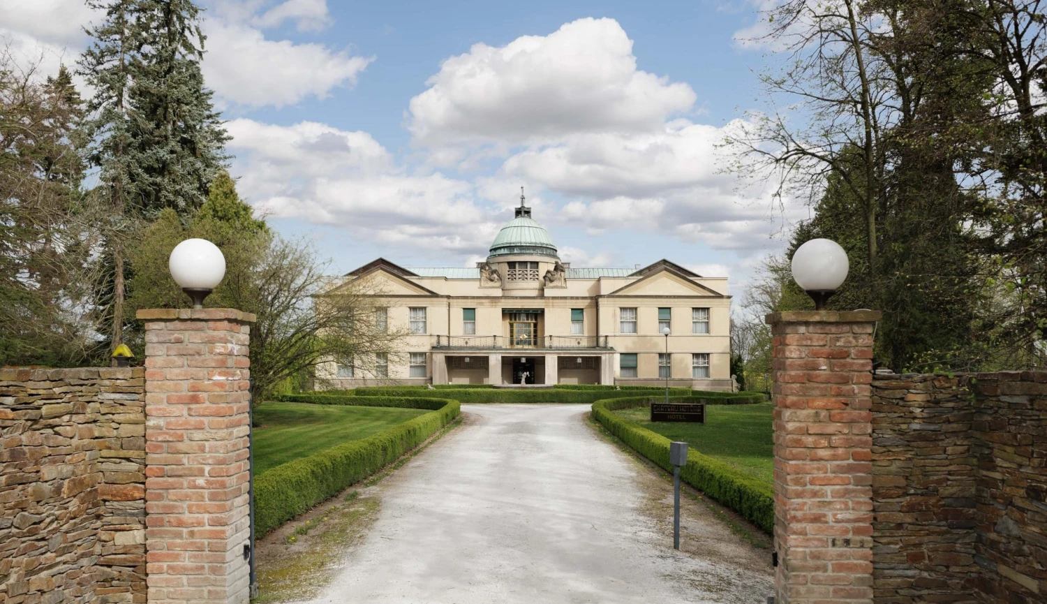 Je libo hotel nebo soukromé sídlo? Na trhu je zámek od architekta Kotěry
