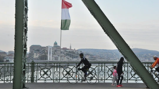 Největší vládní dluh ve střední Evropě. Agentura S&P zhoršila výhled ratingu Maďarska